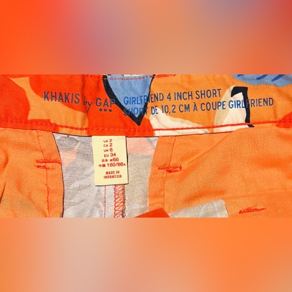 ⭐️♥️Khakis by Gap Girlfriend 4 inch Short - Picture 3 of 3